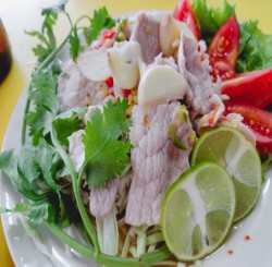 ムーマナオ（หมูมะนาว）