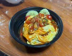 カオヤム・プラーカポン・カイコン（ข้าวยำปลากระป๋องไข่ข้น）