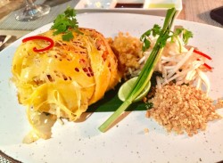 パッタイ・ホーカイ（ผัดไทยห่อไข่）