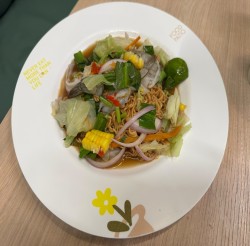 ヤムママー・クンソット（ยำมาม่ากุ้งสด）