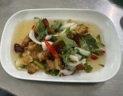 ヤム・ムー・グローブ（ยำหมูกรอบ）