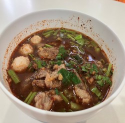 クイッティアオ・ムートゥン（ก๋วยเตี๋ยวหมูตุ๋น）