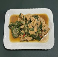 パッ・ガパオ・ムー・チン（ผัดกะเพราหมูชิ้น）