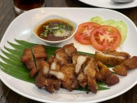 ムーサムチャン・トート・ナンプラー （豚三枚肉ナンプラー揚げ）